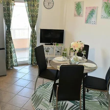 A1- Apt With Terrace Just 3 Min Walk To The Beach Apartamento Rogoznica (Sibenik-Knin)