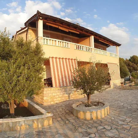 Apartamento A1- Apt With Terrace Just 3 Min Walk To The Beach